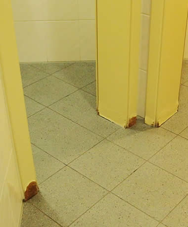 Aufgequollene Türbekleidung und Türfutter