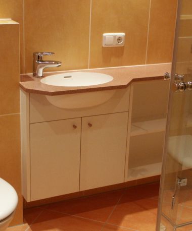 Gästebad mit kleiner waschtischinstallation