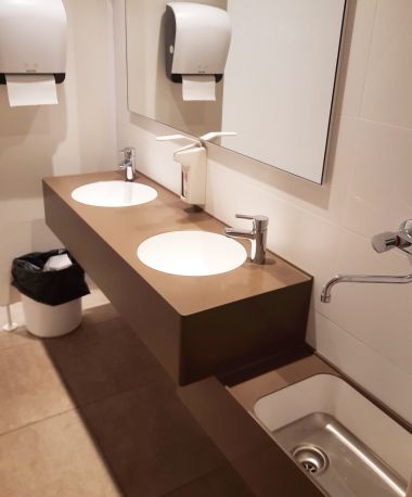 Waschtisch mit angebautem Ausgußbecken